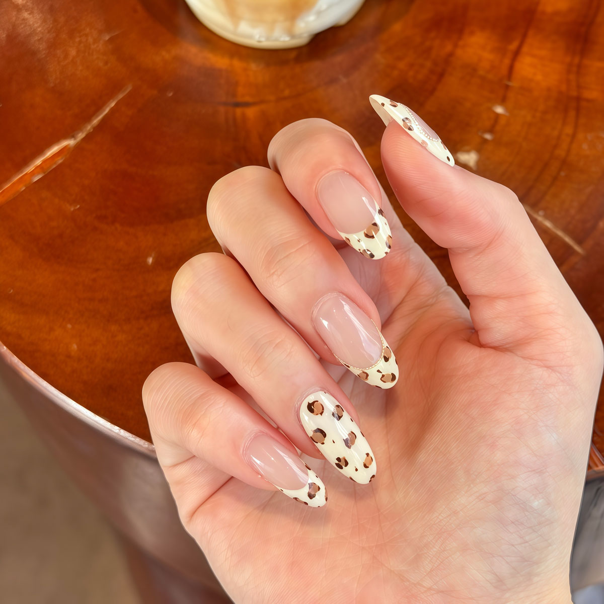 Date Brush wearable nails, hand-painted leopard print on creamy pink base. Sweet artistic style, the best nail companion for dating and small parties, bringing gentle and eye-catching charm to your look.
