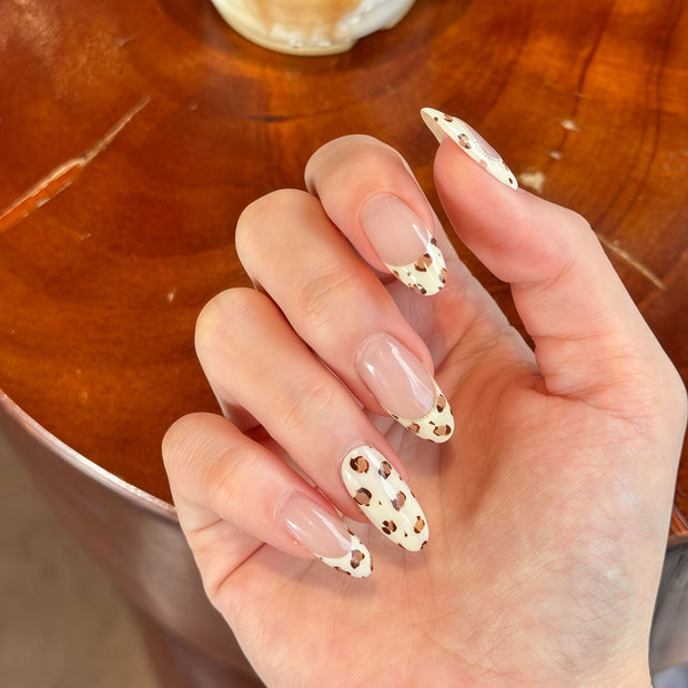 Date Brush wearable nails, hand-painted leopard print on creamy pink base. Sweet artistic style, the best nail companion for dating and small parties, bringing gentle and eye-catching charm to your look.