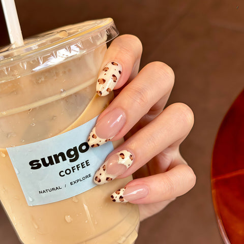 Date Brush wearable nails, hand-painted leopard print on creamy pink base. Sweet artistic style, the best nail companion for dating and small parties, bringing gentle and eye-catching charm to your look.